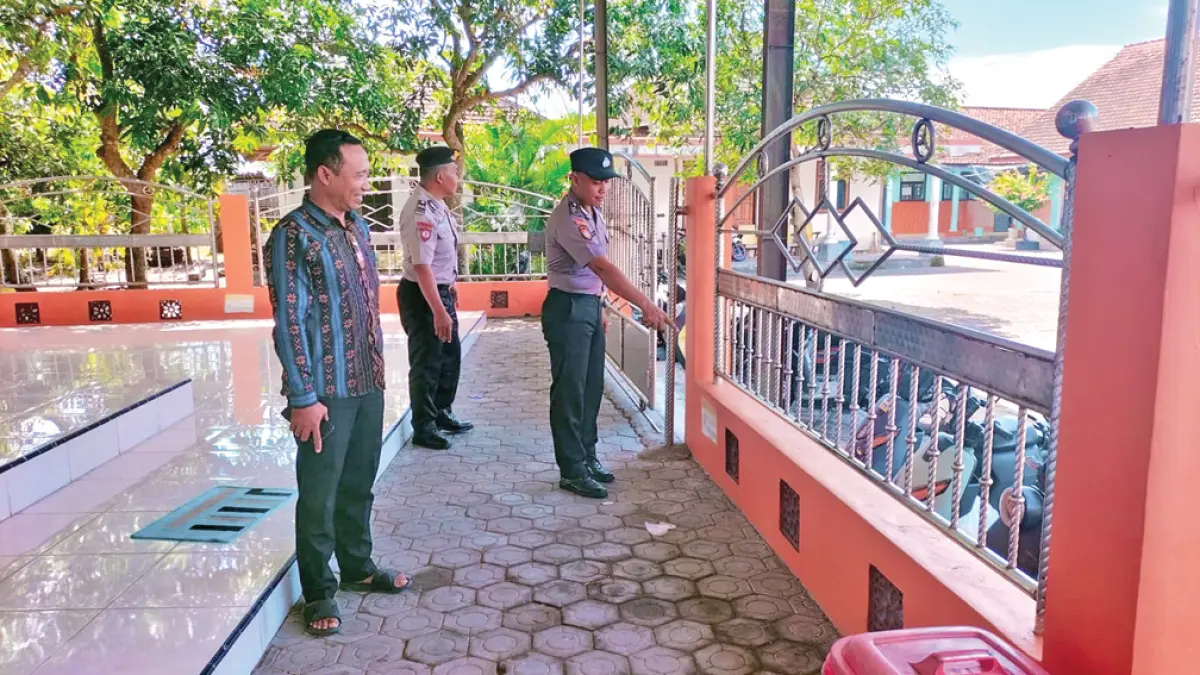 SAMPAIKAN IMBAUAN: Anggota Polsek Tegaldlimo mengecek masjid yang kemasukan babi hutan di Dusun Purworejo, Desa Kalipait, Kecamatan Tegaldlimo, Kamis (30/4). (Dok.Polsek Tegaldlimo)