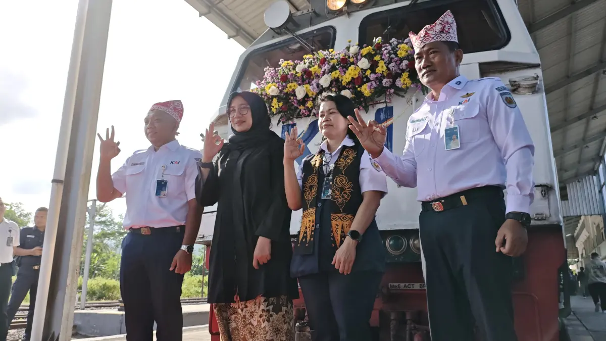 Bupati Banyuwangi, Ipuk Fiestiandani (dua dari kiri), memberangkatkan perdana Kereta Api Sangkuriang di Stasiun Ketapang, Banyuwangi, Sabtu (2/5/2026). (Lugas Rumpakaadi/Radar Banyuwangi)
