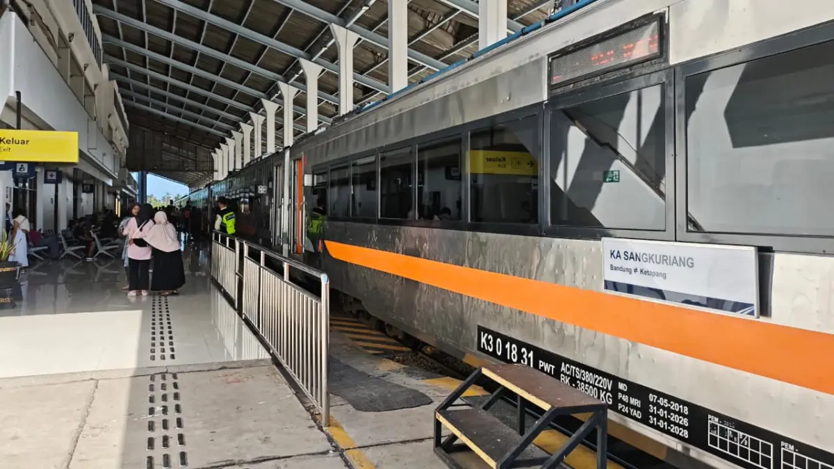 Kereta Api Sangkuriang diserbu penumpang pada perjalanan perdananya dari Stasiun Ketapang, Banyuwangi. (Lugas Rumpakaadi/Radar Banyuwangi)