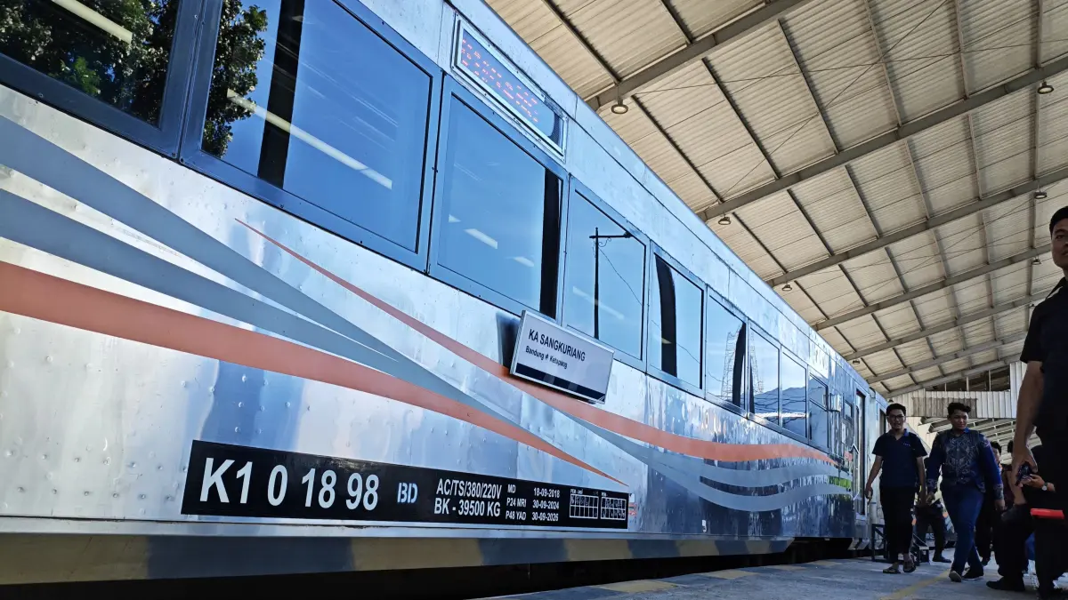 Layanan kereta kelas eksekutif Kereta Api Sangkuriang saat perjalanan perdana dari Stasiun Ketapang, Banyuwangi, Sabtu (2/5/2026). (Lugas Rumpakaadi/Radar Banyuwangi)