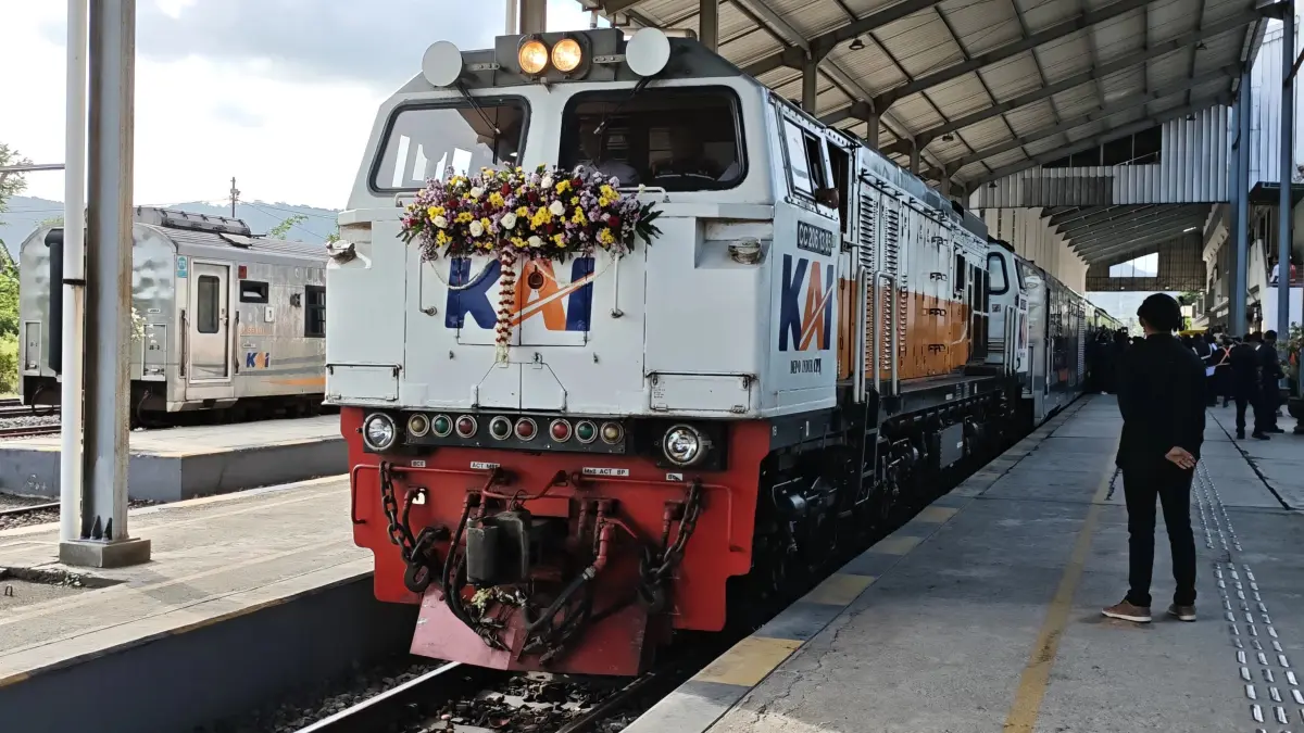 Lokomotif CC 206 13 85 dihias dalam rangka pemberangkatan perdana Kereta Api Sangkuriang dari Stasiun Ketapang menuju Bandung, Sabtu (2/5/2026). (Lugas Rumpakaadi/Radar Banyuwangi)