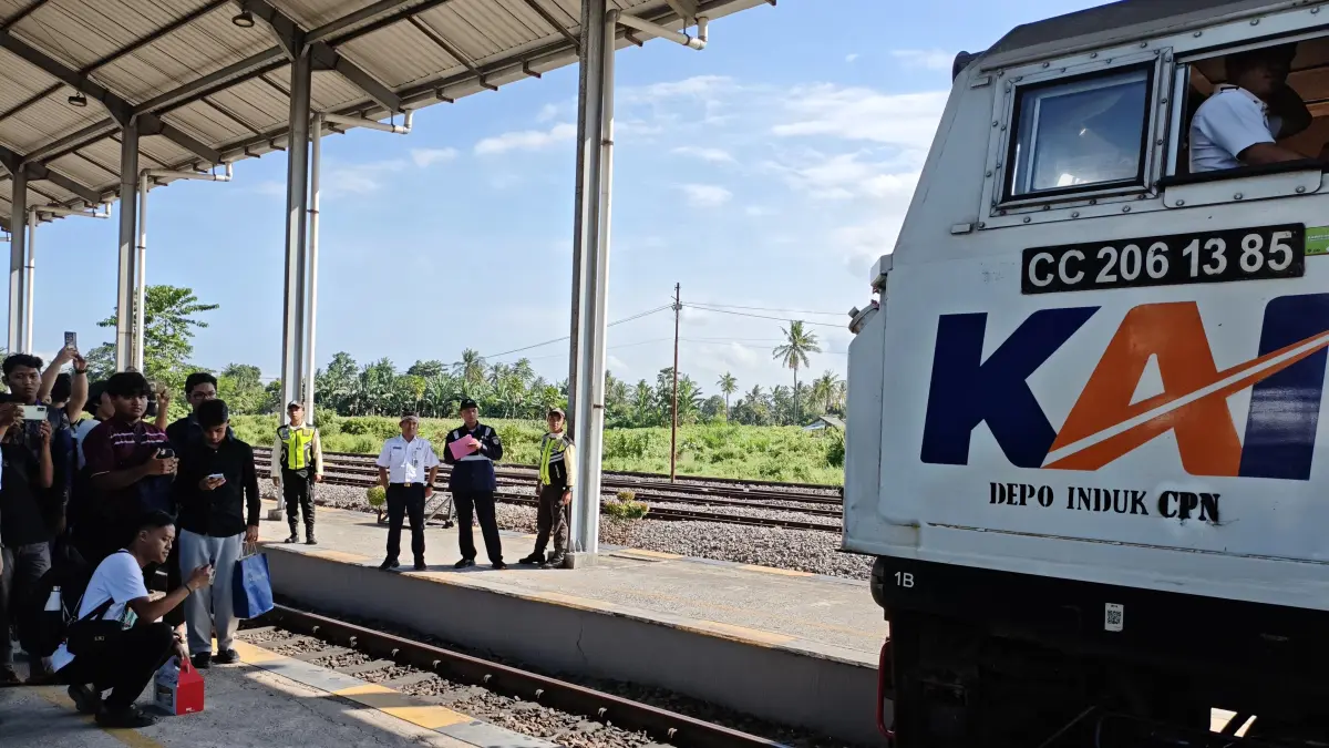 Penggemar kereta api dari berbagai daerah mengabadikan perjalanan perdana KA Sangkuriang di Stasiun Ketapang, Banyuwangi, Sabtu (2/5/2026). (Lugas Rumpakaadi/Radar Banyuwangi)