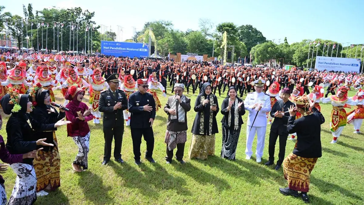 Ribuan siswa Banyuwangi nyanyi bareng Mendikdasmen Abdul Mu’ti di Hardiknas 2026. Festival Kuntulan Ewon meriah di Taman Blambangan. (Ramada Kusuma/Radar Banyuwangi)