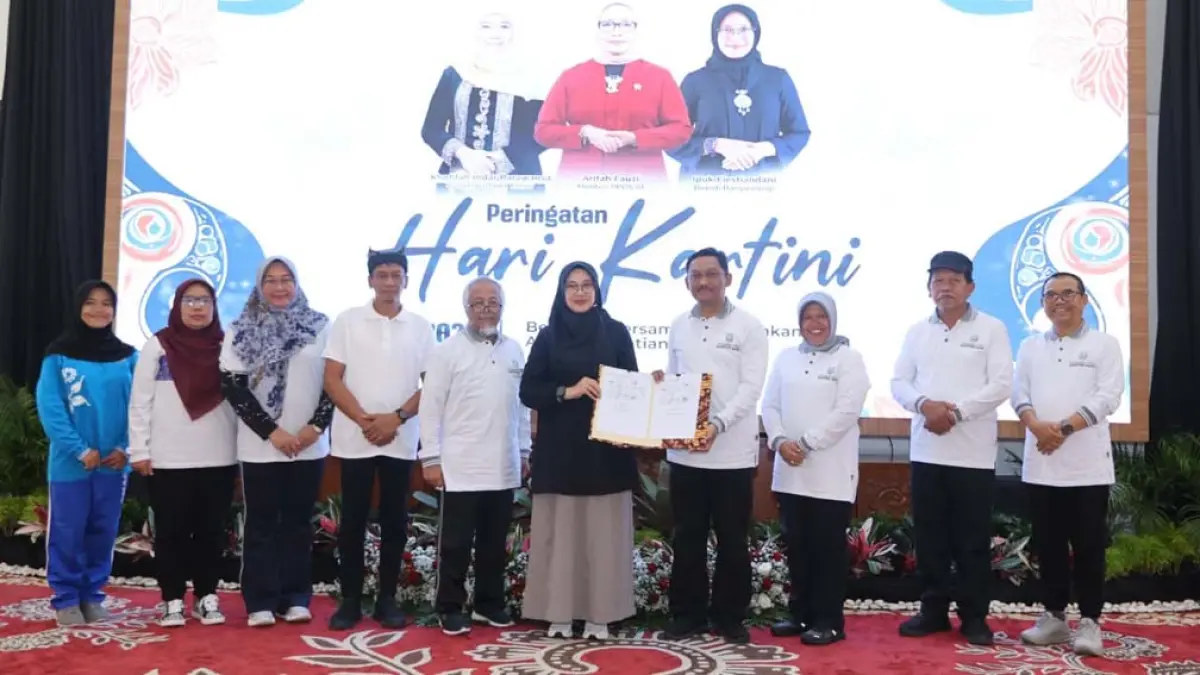 BERGERAK BERSAMA: Bupati Ipuk Fiestiandani bersama Asisten Kesra Pemprov Jatim Imam Hidayat usai menandatangani deklarasi gerakan bersama penurunan Angka Kematian Ibu (AKI) di Pendapa Sabha Swagatha, Minggu (3/5). (Fredy Rizki/Radar Banyuwangi)