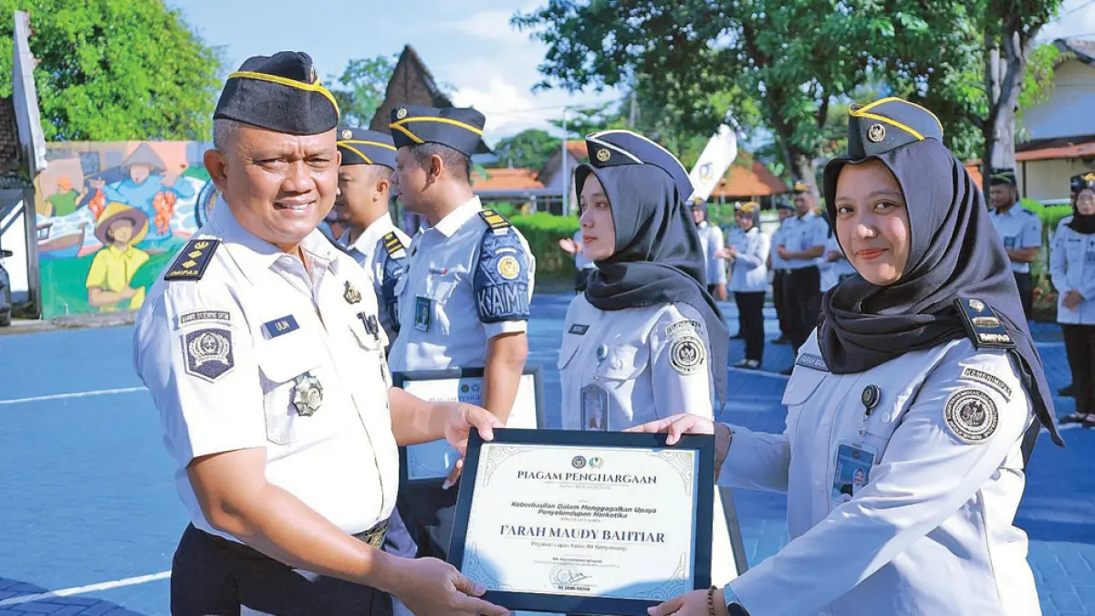 BUAH DEDIKASI: Empat Pegawai Lapas Banyuwangi menerima penghargaan dari Plh Kepala Kanwil Ditjenpas Jatim M Ulin Nuha di Kanwil Ditjenpas Jatim pada Kamis (30/4) lalu. (Dok. Lapas Banyuwangi)