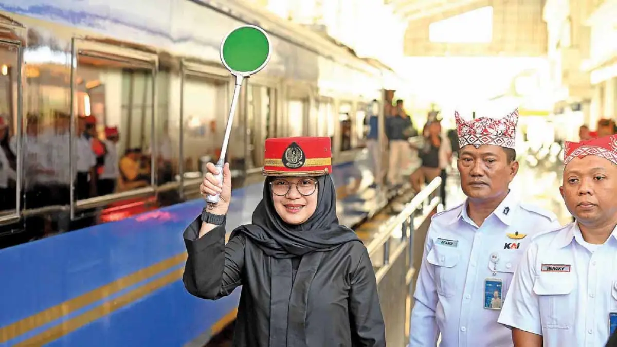 Bupati Ipuk secara simbolis memberangkatkan KA Sangkuriang di Stasiun Ketapang pada Sabtu (2/5/26). (Ramada Kusuma/Radar Banyuwangi)