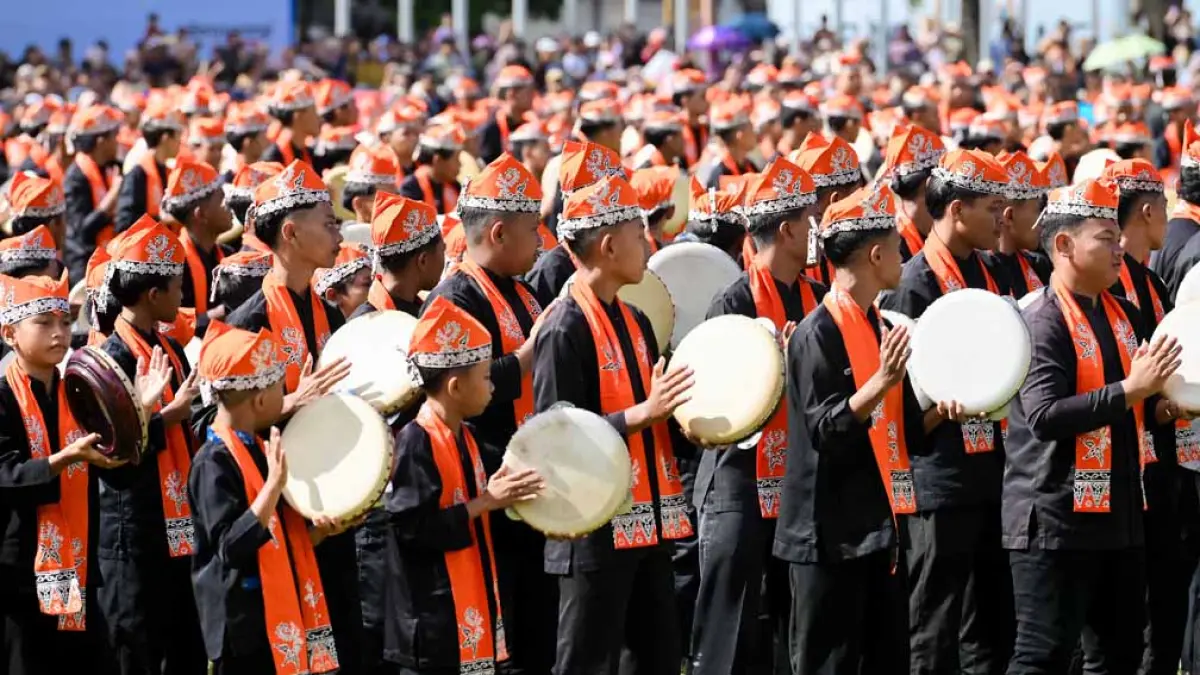 DAPAT APLAUS: Festival Kuntulan Ewon yang melibatkan 1.100 siswa tampil memukau di hadapan tamu undangan peringatan Hardiknas. (Ramada Kusuma/Radar Banyuwangi)