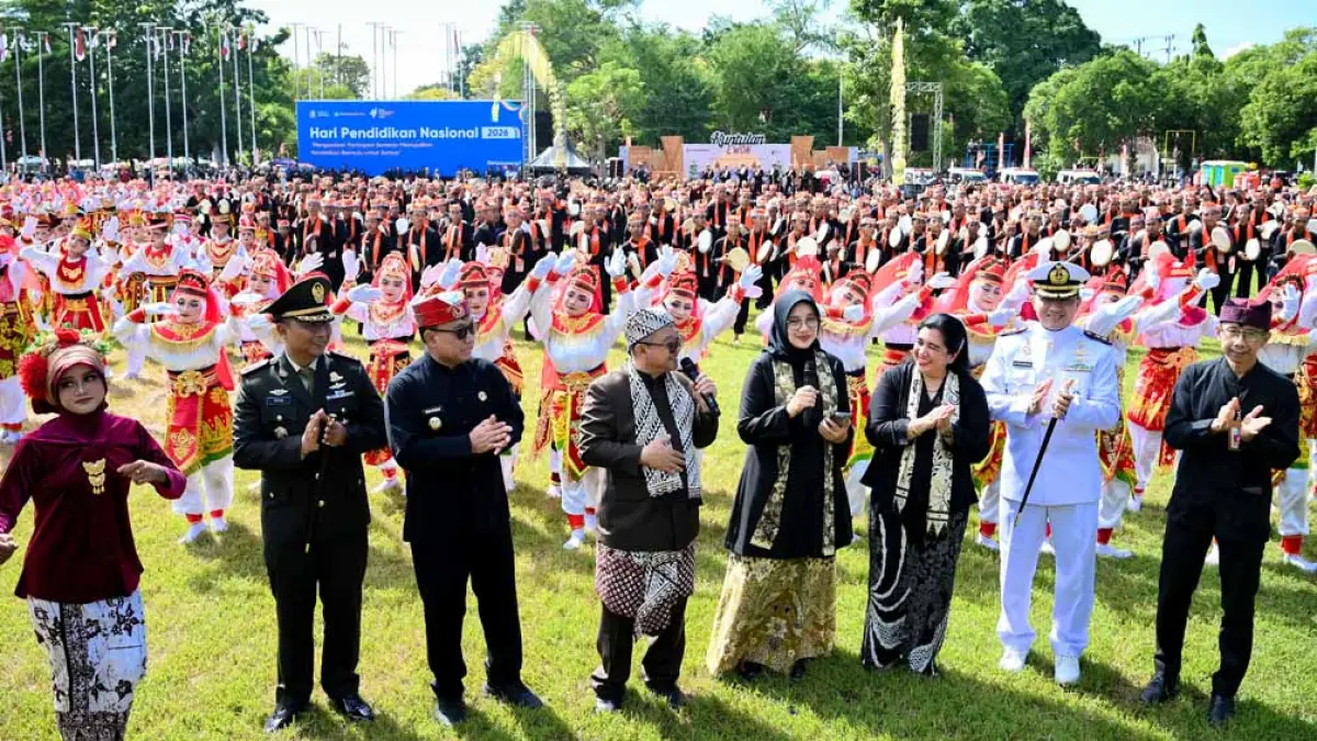 DIMERIAHKAN KUNTULAN: Mendikdasmen Abdul Mu’ti didampingi Bupati Banyuwangi Ipuk Fiestiandani dan Forkopimda menyanyikan lagu Rukun Sama Teman dalam puncak peringatan Hardiknas di Taman Blambangan, Sabtu (2/5). (Ramada Kusuma/Radar Banyuwangi)