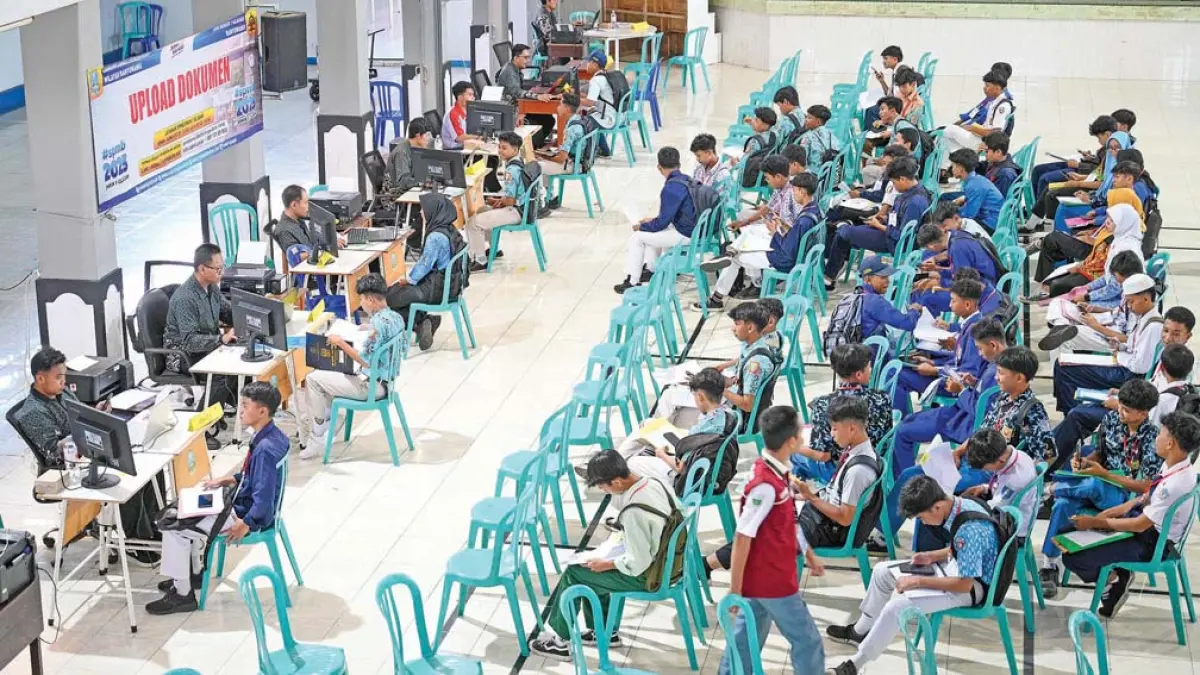 MEMBELUDAK: Para calon siswa baru mengambil PIN di SMKN 1 Glagah untuk keperluan SPMN tahun 2025 lalu. (DOK Radar Banyuwangi)