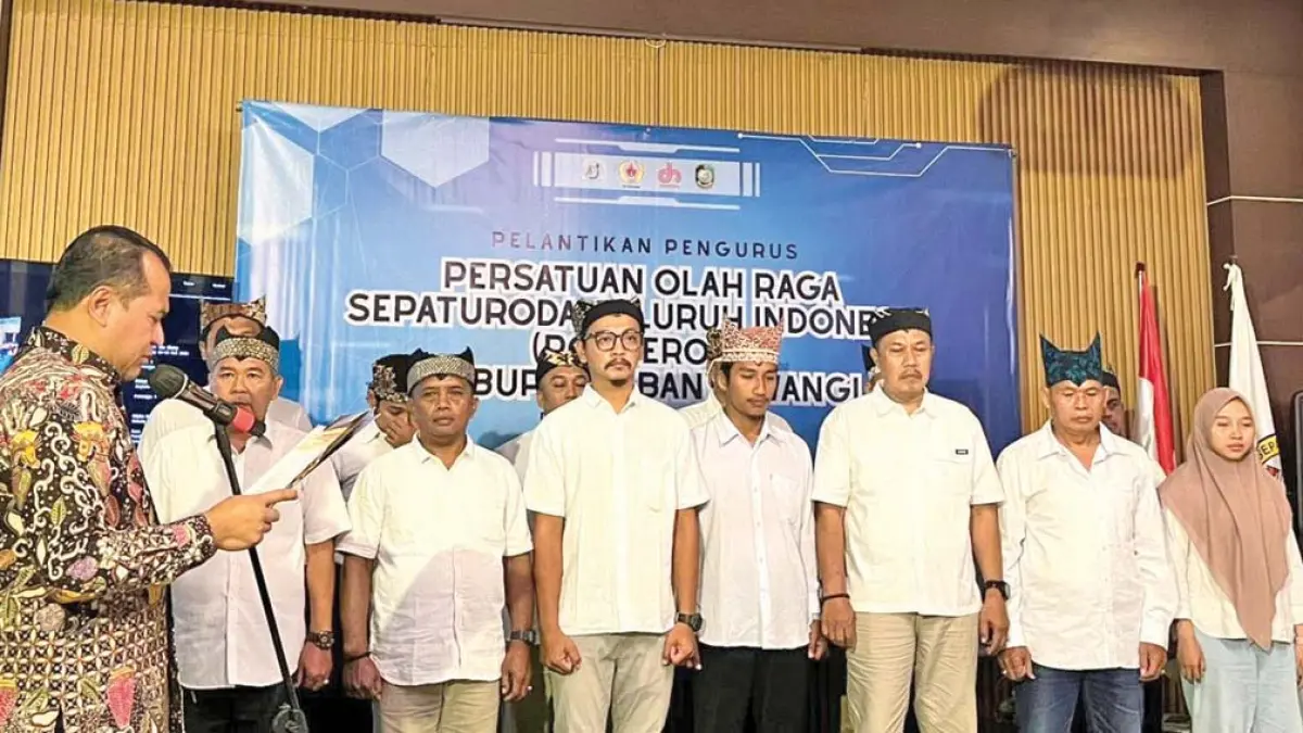 PERKUAT POTENSI: Ketua Porserosi Jatim Nurkholis melantik pengurus cabor sepatu roda Banyuwangi Sabtu malam (2/5). (Fredy Rizki/Radar Banyuwangi)
