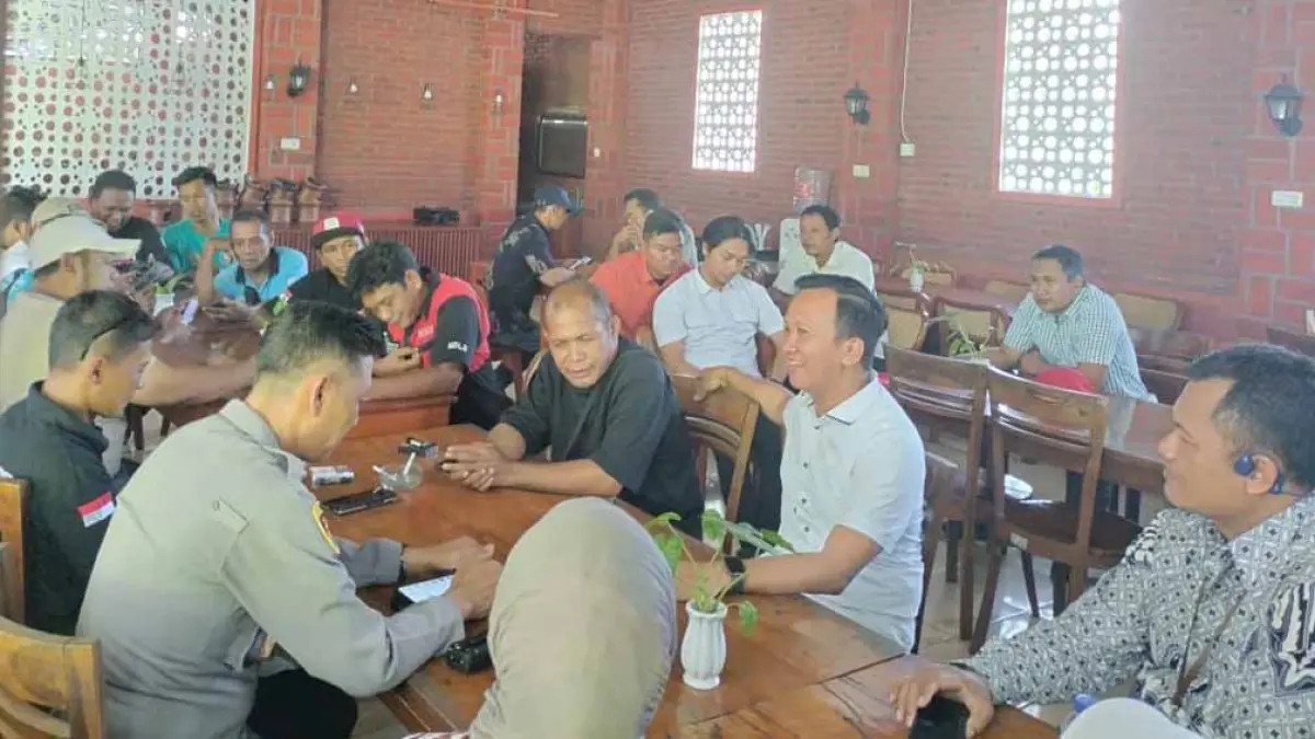 Polresta Banyuwangi memediasi antara sopir logistik dan pihak Pertamina terkait persoalan barcode BBM subsidi di Rumah Makan Chen Chen. (HUMAS POLRESTA BANYUWANGI)