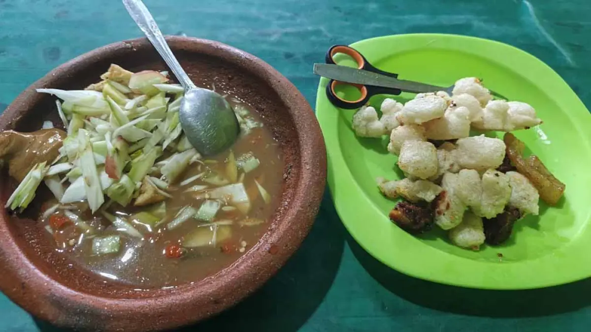 Rujak kelang di warung Bibeh, Dusun Muncar Baru, Desa Tembokrejo, Kecamatan Muncar, Jumat (1/5). (Wahyu/Radar Banyuwangi)