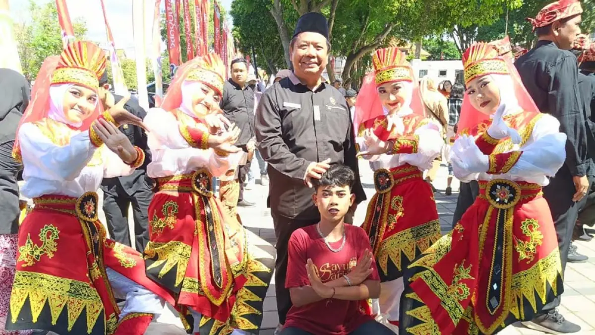 TURUT BANGGA: Kepala SMPN 2 Glagah Karyono mendampingi para siswa SMPN 2 Glagah yang turut serta dalam pergelaran Kuntulan Ewon. (DOKUMENTASI LEVITA)