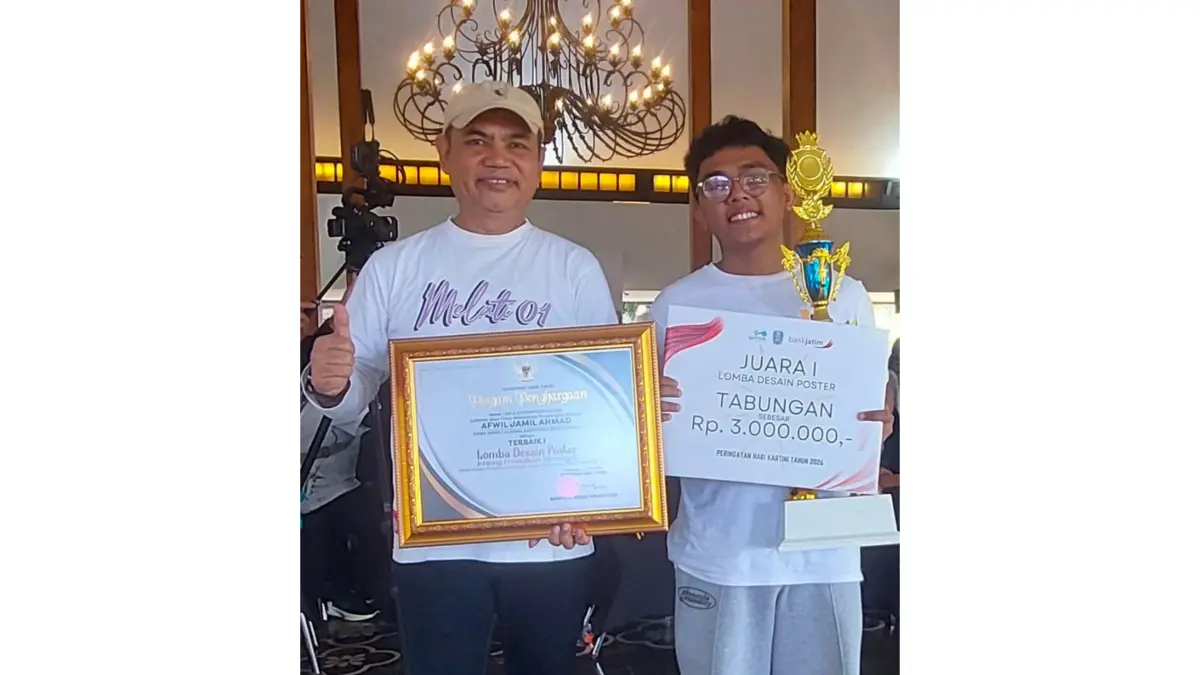 Kepala SMAN 1 Glagah Abdullah (kiri) bersama siswa SMAN 1 Glagah usai menerima penghargaan sebagai juara 1 lomba poster Hari Kartini se Jatim, di Pendapa Sabha Swagata Blambangan, Minggu (3/5/2026). (Istimewa)