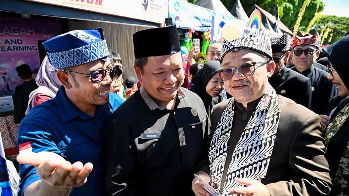Kepala SMPN 2 Glagah Karyono yang juga Ketua Yayasan Al Uswah turut menyambut kedatangan Mendikdasmen Abdul Mu’ti. (Ramada Kusuma/Radar Banyuwangi)