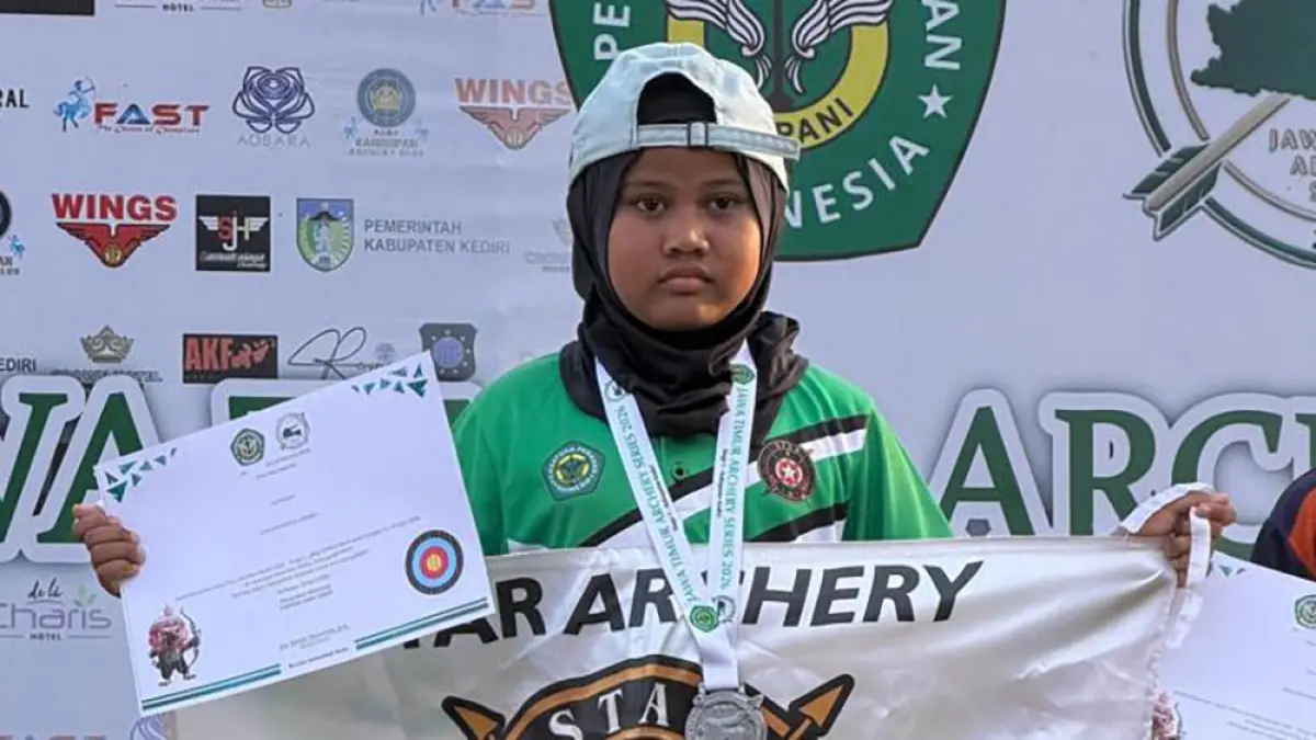 MEMBANGGAKAN: Queendira Nararya Rahmatulah menunjukkan sertifikat juara pada ajang Jawa Timur Archery Series di Kediri pada 13 April lalu. (Dokumentasi Queendira)