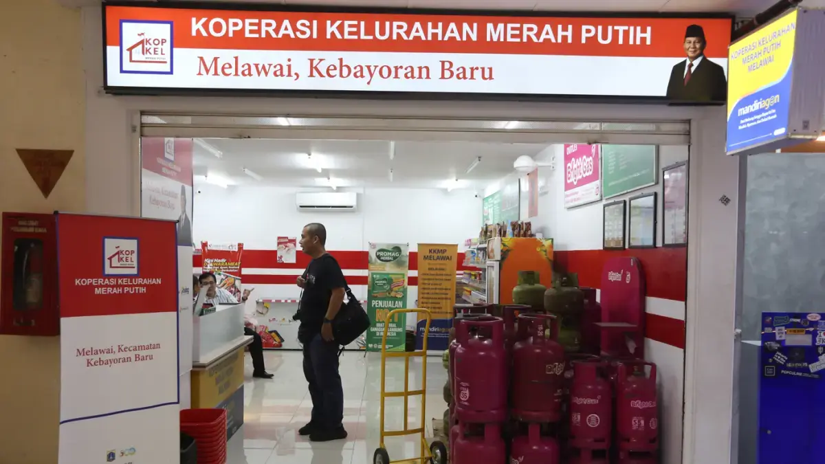 Warga saat berbelanja di gerai Koperasi Desa/Kelurahan Merah Putih (KDKMP) atau Koperasi Merah Putih di kawasan Blok M, Jakarta, Kamis (2/4/2026). (Dery Ridwansah/ JawaPos.com)