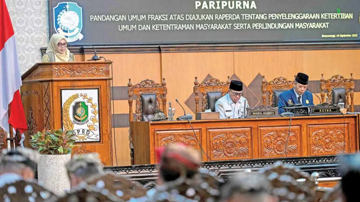 BAKAL DILANJUTRKAN: Aggota DPRD Emy Wahyuni Dwi Lestari membacakan pandangan umum Fraksi Partai Demokrat atas diajukannya raperda tentang penyelenggaraan ketertiban umum dan ketenteraman masyarakat serta perlindungan masyarakat di kantor dewan September 2025 lalu. (Ramada Kusuma/Radar Banyuwangi)
