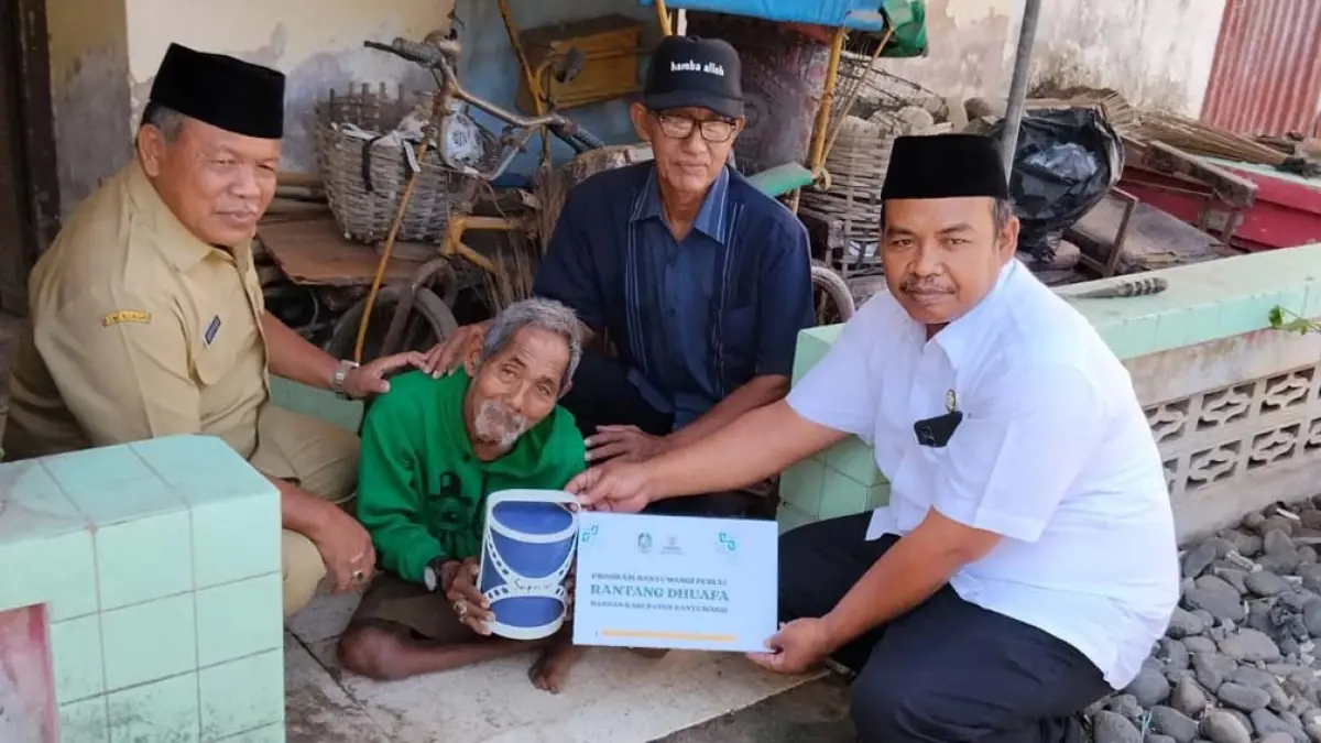 RANTANG DHUAFA: Wakil Ketua Bidang Distribusi Baznas Banyuwangi Nanang Khoirurozik didampingi Ketua UPZ Kecamatan Glagah Arifin dan Lurah Banjarsari Sabardianto menyerahkan rantang makanan kepada Budi Margo Santoso, warga Dusun Sukorojo, Kelurahan Banjarsari, Kecamatan Glagah, Senin siang (4/5). (Baznas Banyuwangi)