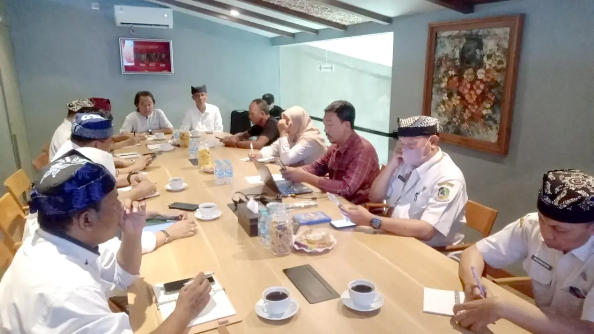 BAHAS SUMBER AIR: Direktur Utama PUDAM Abd Rahman, Direktur JP-RABA Samsudin Adlawi, serta perwakilan Dinas Kesehatan, Dinas Pendidikan, Bappeda, Bagian Perekonomian, dan DLH rapat membahas program wisata edukasi ke Sumber Gedor. Rapat digelar di Grha Pena Banyuwangi pada Rabu (29/4) lalu. (Ali Sodiqin/Radar Banyuwangi)