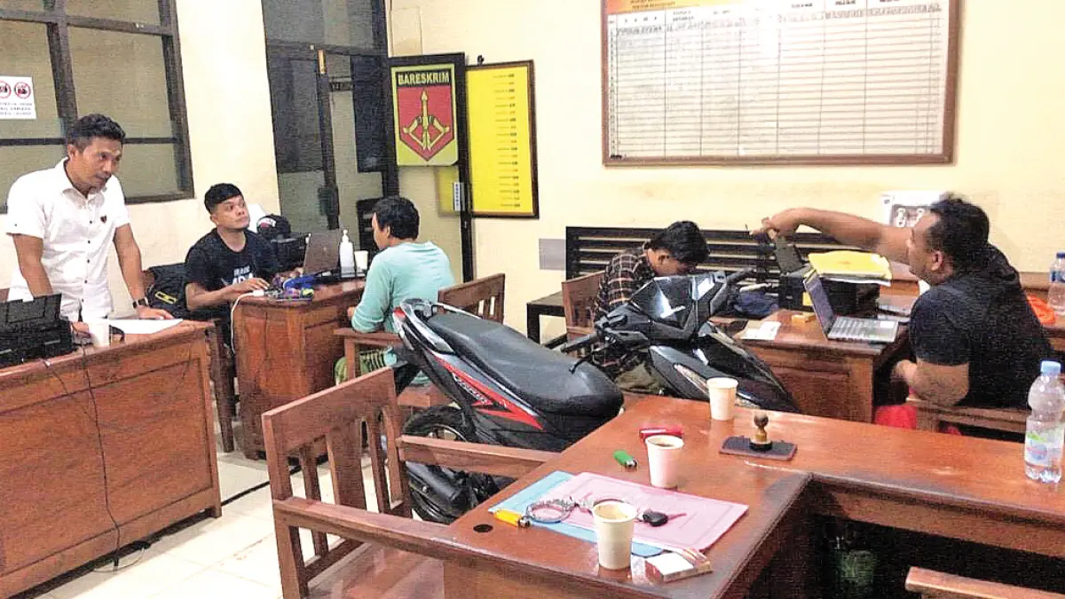 BERHASIL DIRINGKUS: Pelaku dan penadah curanmor dibawa ke Polsek Rogojampi setelah beraksi di wilayah Blimbingsari, Selasa (5/5). (OCKY for Radar Banyuwangi)