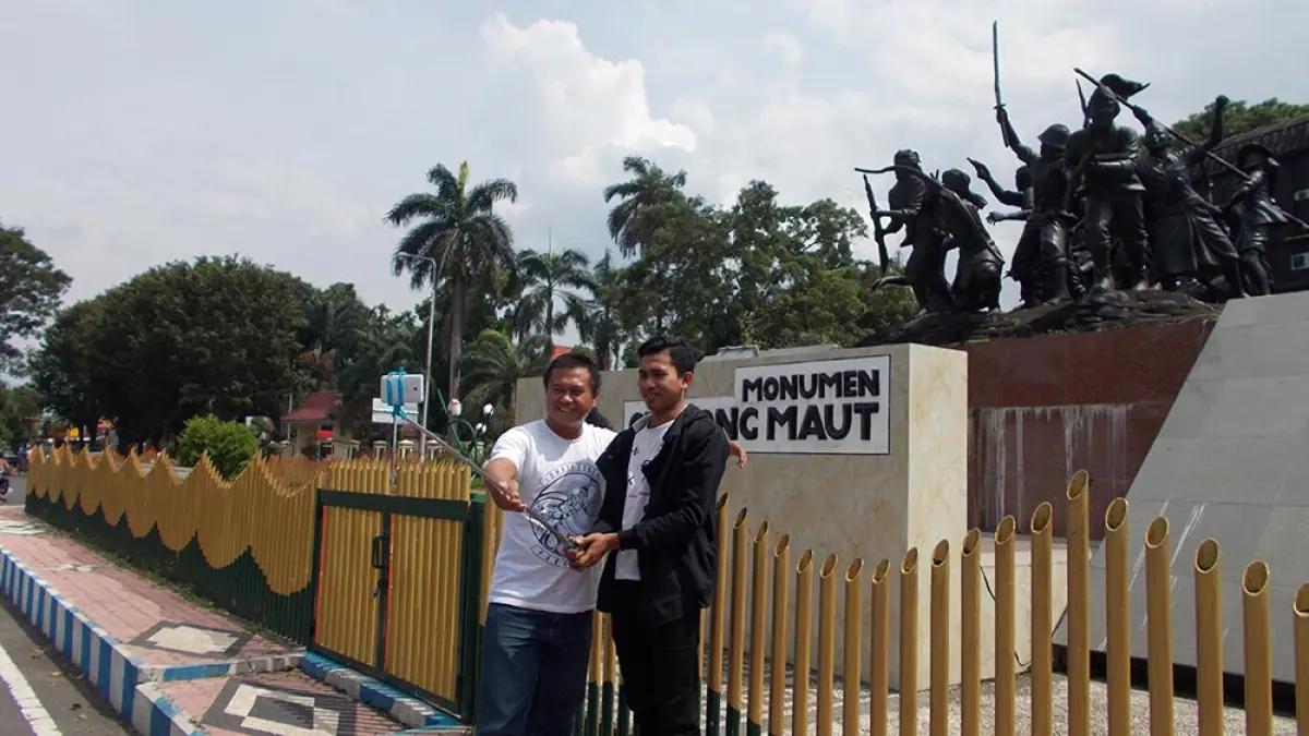 BERSEJARAH: Monumen Gerbong Maut di Alun-Alun Bondowoso. (Dok Ali Sodiqin/Radar Banyuwangi)