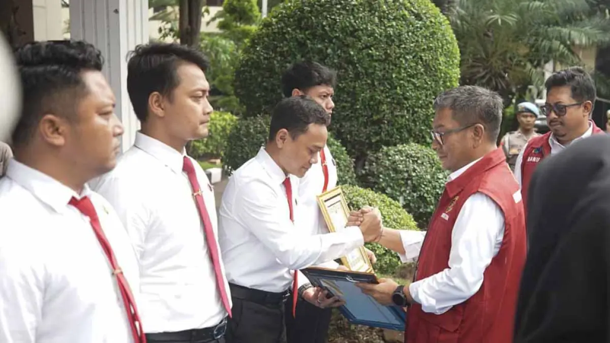 BUAH KERJA KERAS: Kasat Reksrim Kompol Teguh Lanang Pambudi menerima penghargaan dari Direskrimsus Polda Jatim Kombes Pol Roy Sihombing bersama jajaran Reskrim se-Jatim, Jumat (1/5). (Lanang for Radar Banyuwangi)