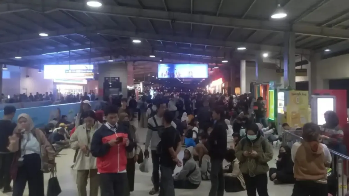 Gangguan percikan api pada LAA membuat perjalanan KRL Rangkasbitung terganggu. (JawaPos.com)