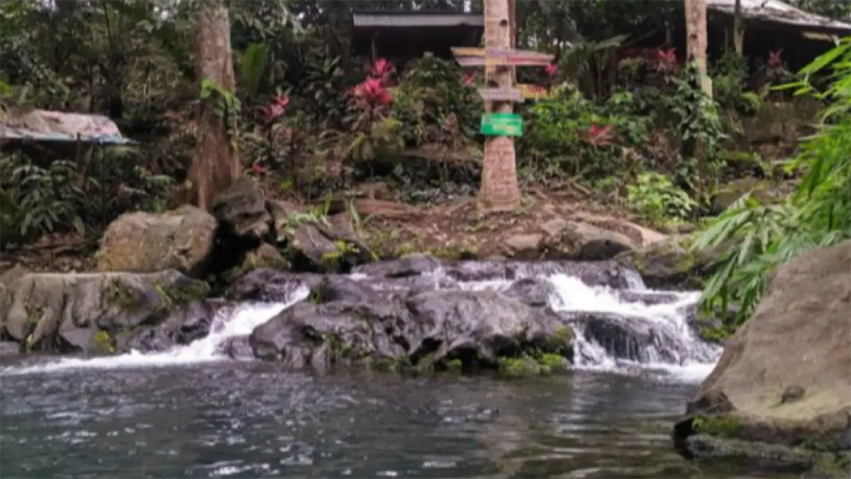 Goa Sodong Banyuwangi, wisata goa dan pemandian alami di tengah hutan dengan mata air jernih, nuansa spiritual, dan akses unik. (foto: banyuwangitourism.com)