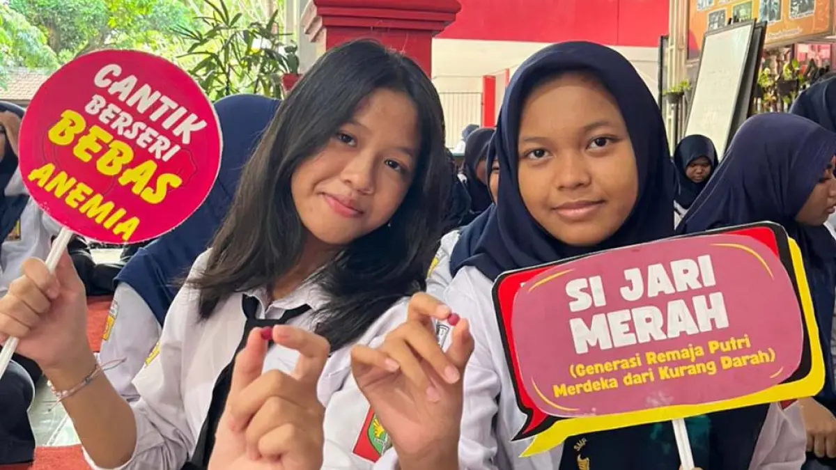 JAGA KESEHATAN: Siswi SMPN 3 Banyuwangi menunjukkan tablet tambah darah yang hendak mereka konsumsi, Senin (4/5). (Dinkes Banyuwangi)