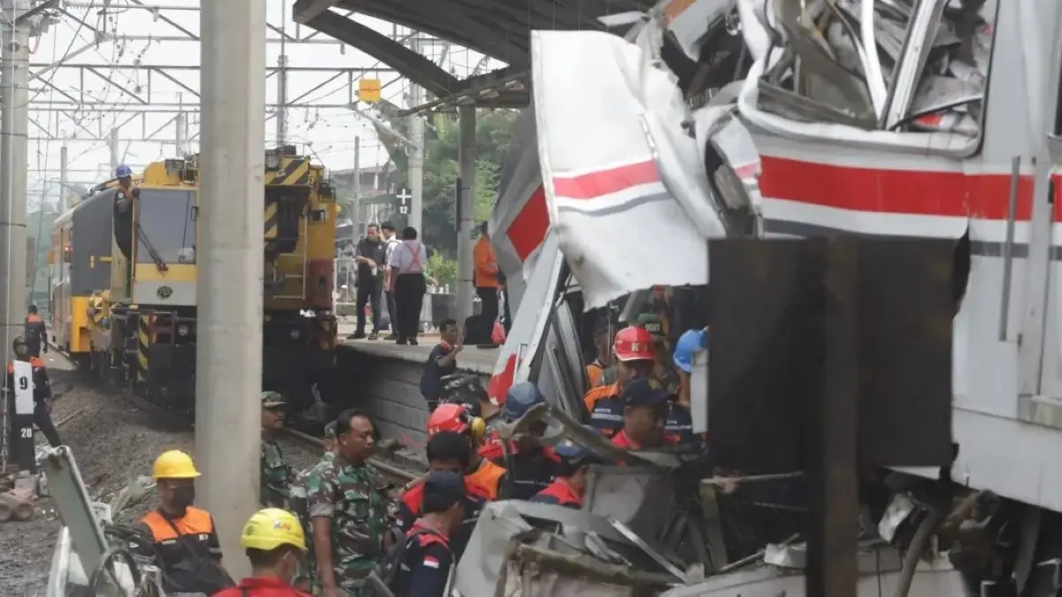 Menhub Dudy Purwagandhi meminta publik menunggu hasil investigasi KNKT terkait kecelakaan KRL dan Argo Bromo Anggrek di Bekasi Timur. (JawaPos.com)