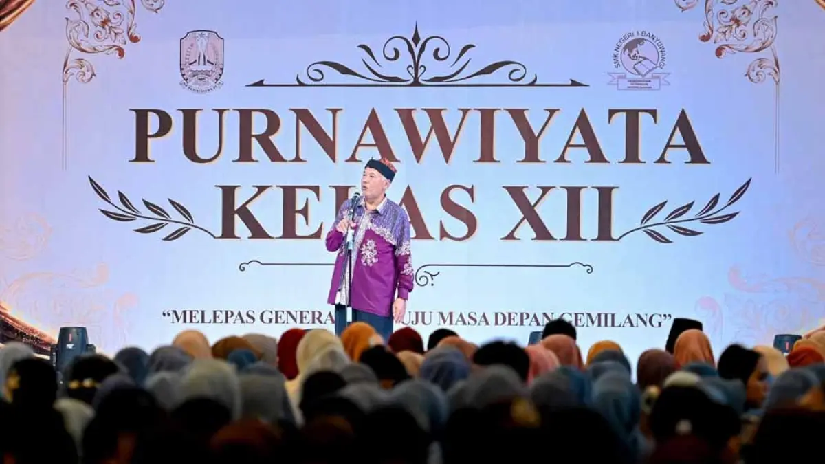 PELEPASAN SISWA: Kepala SMKN 1 Banyuwangi Mulyadi menyampaikan sambutan pada kegiatan purnawiyata di aula Griya Wiyata Mulya SMKN 1 Banyuwangi. (Ramada Kusuma/Radar Banyuwangi)