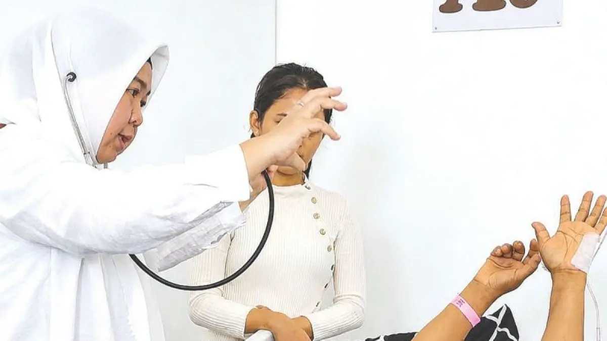 PENINGKATAN LAYANAN: Dokter spesialis saraf RSUD Genteng melakukan visi dan evaluasi motorik pasien.(RSUD Genteng Untuk Raba)
