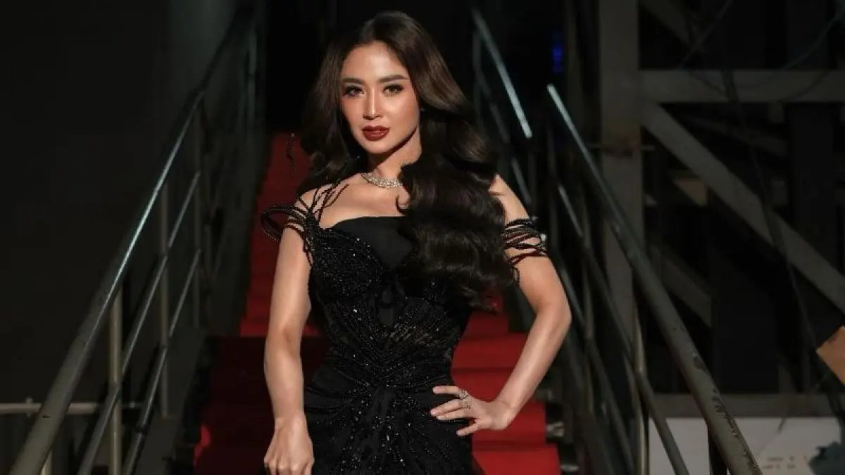 PENYANYI DANGDUT : Dewi Perssik geram usai dirumorkan meninggal dunia di media sosial.(Instagram: @dewiperssik9)
