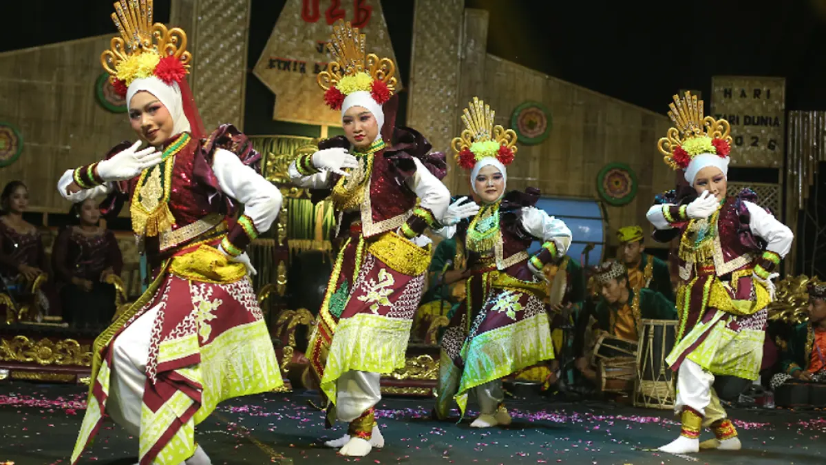 Perayaan Hari Tari Sedunia 2026 di Banyuwangi meriah, libatkan 14 sanggar tari dan angkat budaya lokal melalui pertunjukan kolosal. (foto: banyuwangitourism.com)