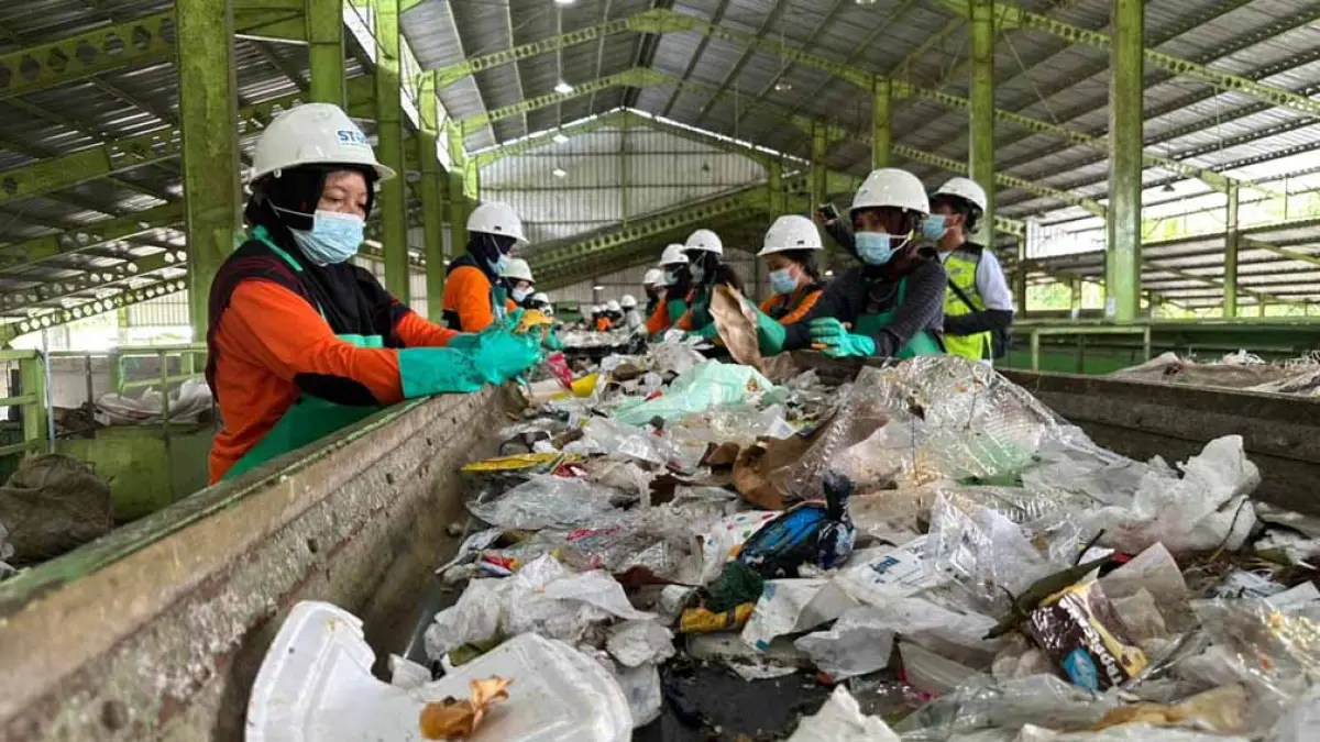 PISAH SAMPAH: Aktivitas di TPS 3R Balak, Songgon berhasil memilah dan mengolah 50 ton sampah per hari. (Fredy Rizki/Radar Banyuwangi)