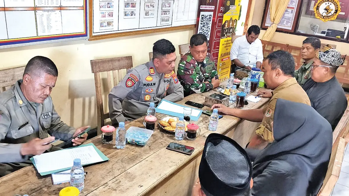 RAKOR: Forpimka Songgon bersama Perhutani dan jajaran Kades rapat koordinasi mengantisipasi potensi kemarau panjang akibat fenomena El Nino di Polsek Songgon, Selasa (5/5). (Salis Ali/Radar Banyuwangi)