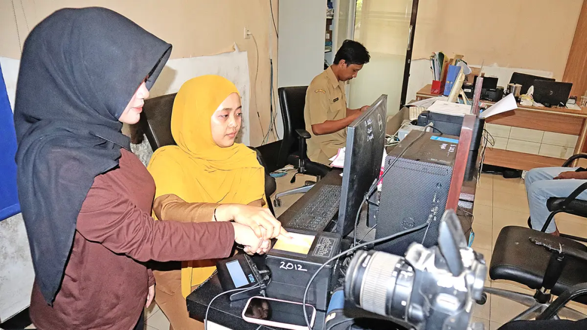 REKAM KTP: Pelajar melakukan rekaman data KTP di Kantor Pelayanan Kecamatan Sempu, Senin (4/5). (Salis Ali/Radar Banyuwangi)