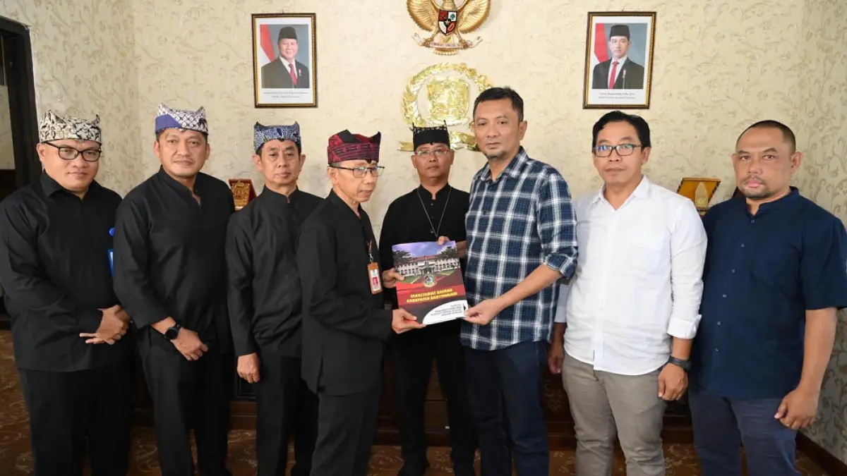 Sekkab Guntur Priambodo menyerahkan draf perubahan raperda tentang ketertiban umum ketenteraman masyarakat, serta perlindungan masyarakat kepada Ketua DPRD Banyuwangi I Made Cahyana Negara di gedung dewan, Selasa (5/5). (Ramada Kusuma/Radar Banyuwangi)