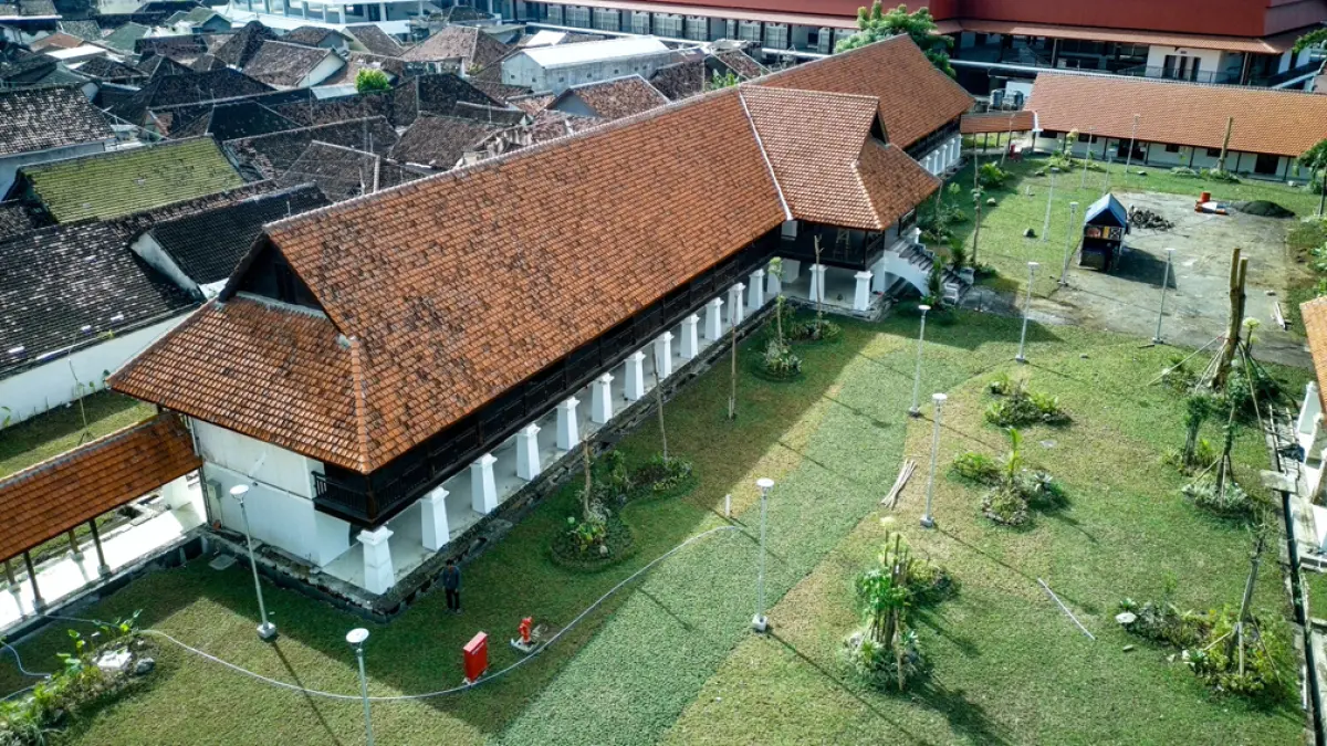 SIAP DIHUNI: Asrama Inggrisan terlihat hijau setelah ditanami rumput dan aneka pohon peneduh di sekitar bangunan. (Purnomo for Radar Banyuwangi)