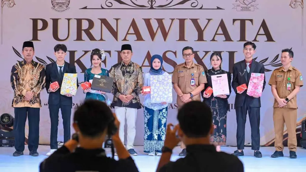 MEMBANGGAKAN: Kepala Cabang Dinas Pendidikan Provinsi Jawa Timur Wilayah Banyuwangi Eko Budi Santosa, komite, beserta siswa siswi SMKN 1 Banyuwangi berprestasi. (Ramada Kusuma/Radar Banyuwangi)