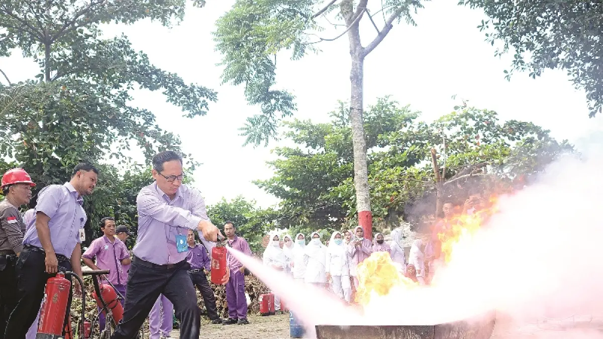 TANGGAP: Karyawan RS Al Huda berlatih memadamkan kebakaran menggunakan alat pemadam api ringan.(RSAH Untuk Raba)