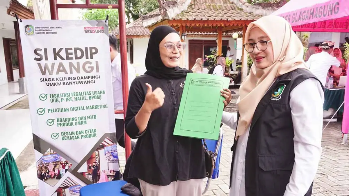 TANPA BIAYA: Bupati Ipuk Fiestiandani menyerahkan NIB, sertifikat PIRT serta keterangan Halal kepada Nining dalam rangkaian kegiatan Bunga Desa di Glagah Agung, Kecamatan Purwoharjo, pekan lalu (29/4). (Dini for Radar Banyuwangi)