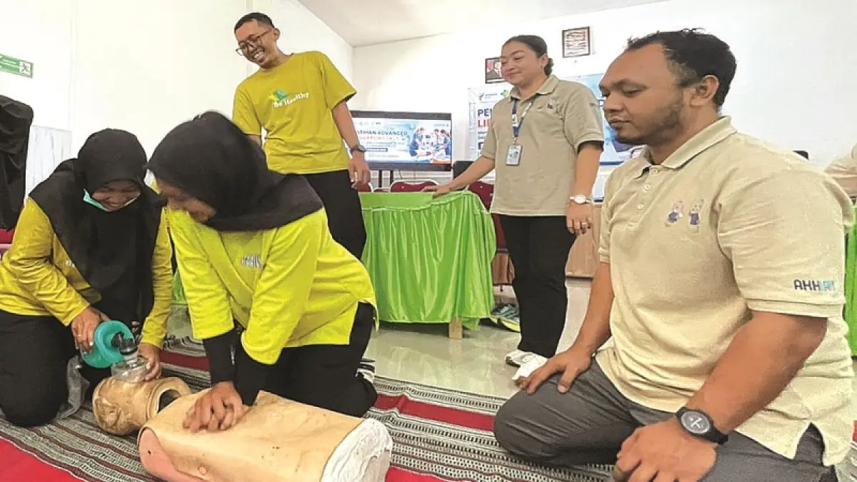 TELATEN: Petugas kesehatan RSU Bhakti Husada sedang melakukan pengawasan saat praktik pelaksanaan BHD di aula Puskesmas Tegaldlimo.(RSU Bhakti Husada untuk Raba)