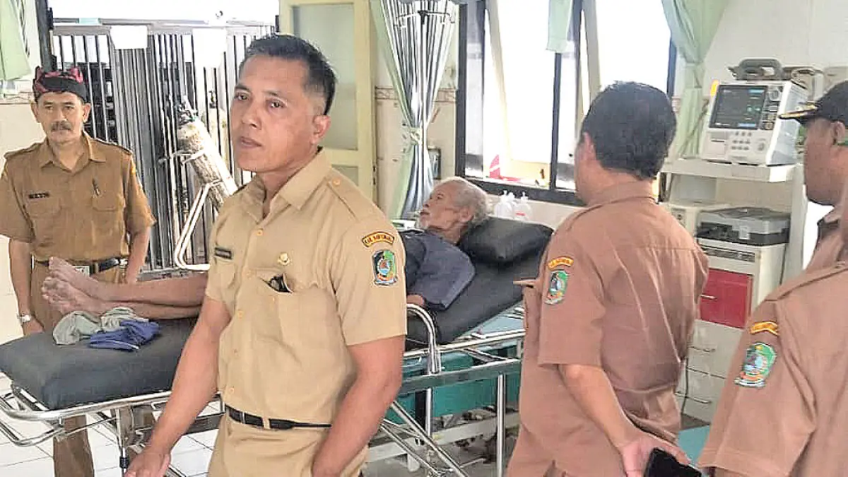 TIDAK BERDAYA: Sidik, lansia asal Desa Kradenan, Kecamatan Purwoharjo dirawat di fasilitas kesehatan setelah berhasil ditemukan hutan jati Grajagan, Senin (4/5). (Pitoyo for Radar Banyuwangi)