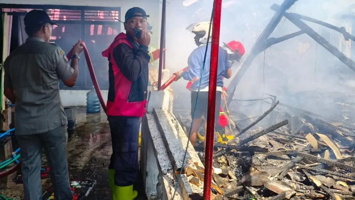 3 rumah di Banyuputih, Situbondo, Jawa Timur, ludes terbakar, Senin (4/5). (Dok. BPBD Situbondo)