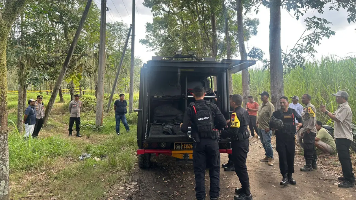 Granat ditemukan di perkebunan Glenmore Banyuwangi. Tim Gegana Brimob berhasil menjinakkan tanpa korban, warga diimbau waspada benda mencurigakan. (foto: Polsek Glenmore)