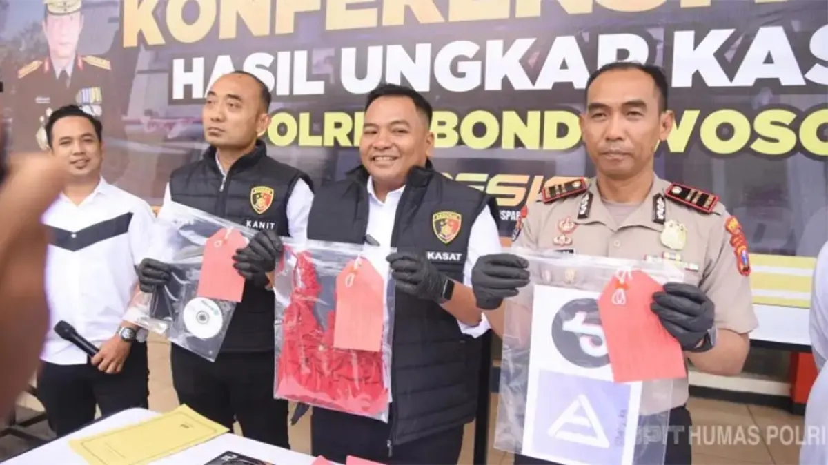 Polres Bondowoso ungkap live streaming asusila berbayar. Dua pelaku ditangkap, penonton bayar via aplikasi Tevi dari TikTok. (foto: mediahub.polri.go.id)