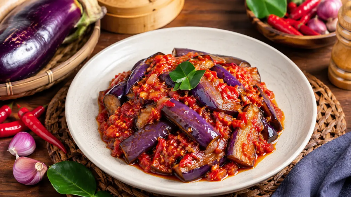 Resep terong ungu tanpa digoreng yang sehat dan lezat. Simak manfaat, cara memasak, dan resep balado kukus rendah minyak di sini. (ChatGPT Image)