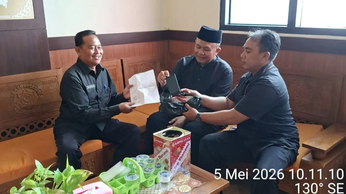 Respons cepat Polresta Banyuwangi menindak laporan warga di media sosial berujung evakuasi remaja wanita lemas di Gentengan. (Istimewa)